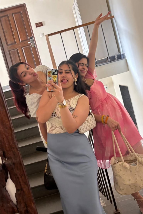 Olympic Medallist Manu Bhaker enjoying with friends in Goa Photos9