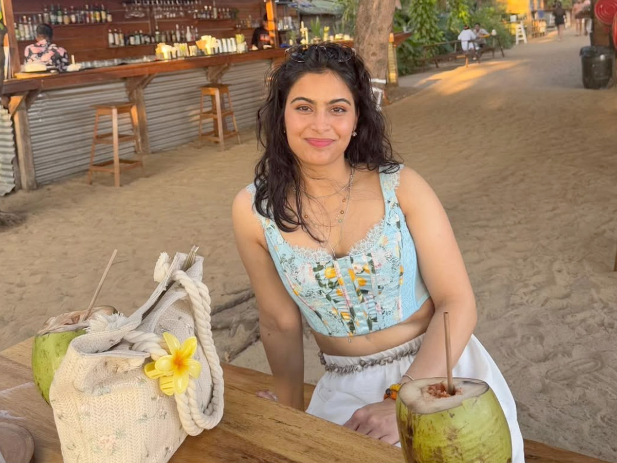 Olympic Medallist Manu Bhaker enjoying with friends in Goa Photos2