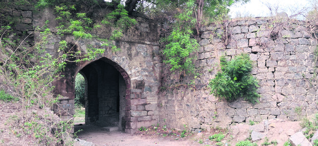 నిర్లక్ష్యపు నీడలో బాల్కొండ ఖిల్లా..!2