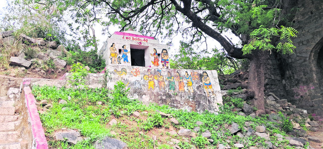 నిర్లక్ష్యపు నీడలో బాల్కొండ ఖిల్లా..!3