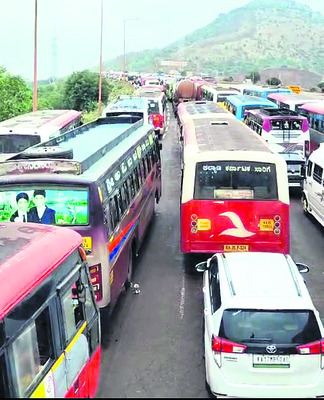 భారీ వర్షం.. రోడ్లు జలమయం 2