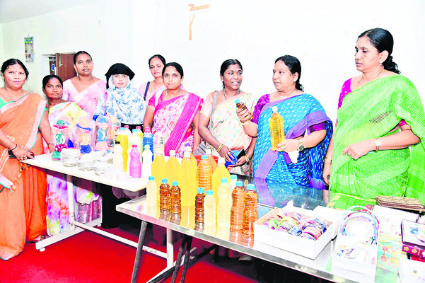 ఉత్పత్తుల విక్రయానికి వేదికగా మహిళా మార్ట్
2