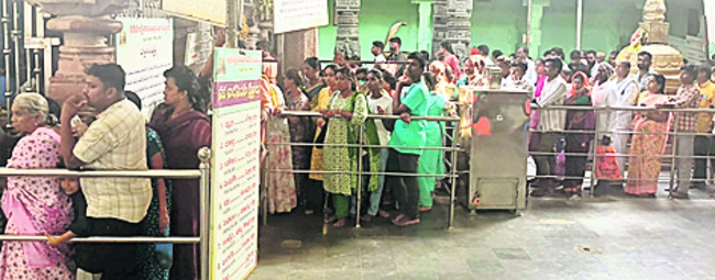 నృసింహుడి సన్నిధిలో భక్తుల రద్దీ1