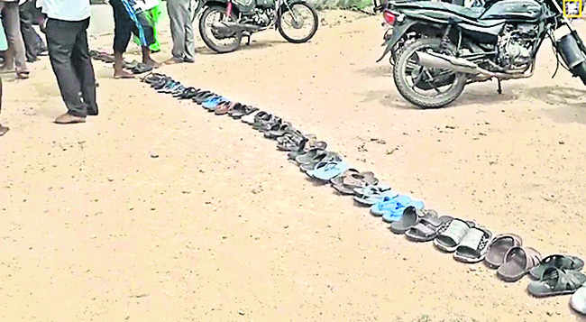 విత్తనాల కోసం క్యూలైన్లో చెప్పులు1