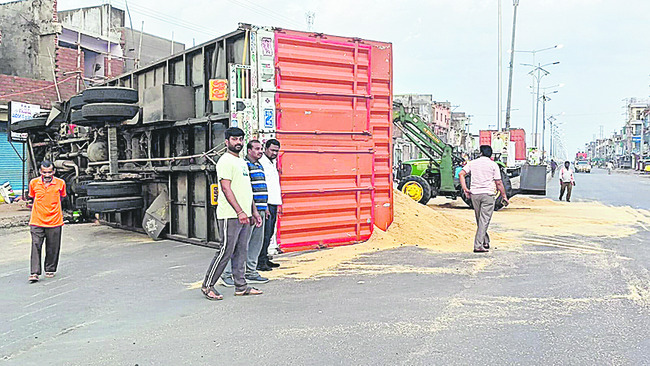 మద్యం లోడుతో వెళ్తున్న డీసీఎం బోల్తా 1