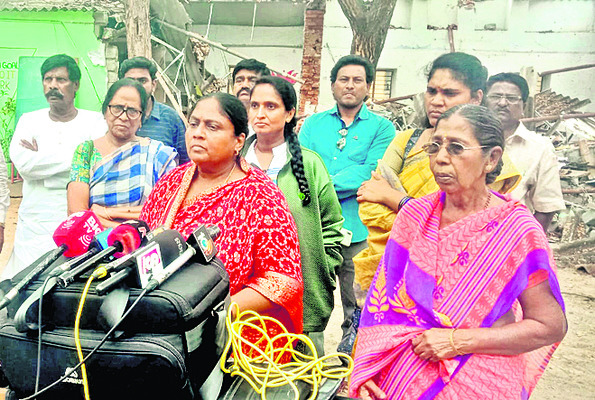 పాఠశాల భవనాలు కూల్చివేయడం దారుణం 1