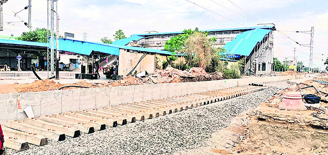 రైల్వే మూడో లైన్ నిర్మాణ పనుల్లో జాప్యం
1