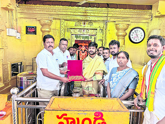 వైభవంగా అష్టదళ పాదపద్మారాధన పూజ
1