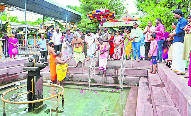 దైవ సన్నిధి నుంచి తిరిగి వస్తూ.. 1