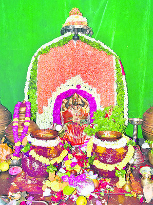 పుష్పాలంకరణలో పైడితల్లి1
