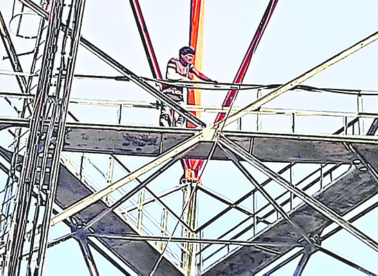 సెల్ టవర్ ఎక్కిన యువకుడు1