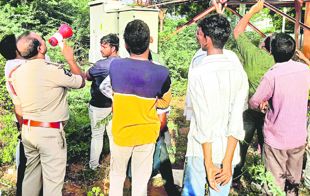 సెల్ టవర్ ఎక్కిన యువకుడు2