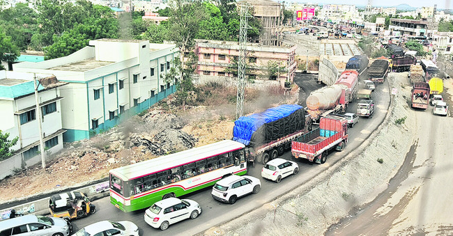 సిగ్నల్గడ్డ బ్రిడ్జిపై భారీగా ట్రాఫిక్జాం
1