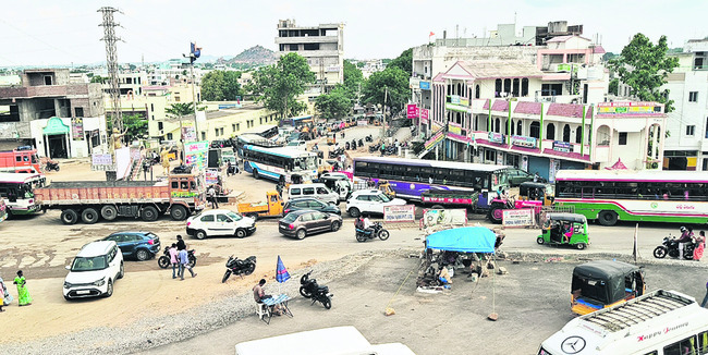 సిగ్నల్గడ్డ బ్రిడ్జిపై భారీగా ట్రాఫిక్జాం
2