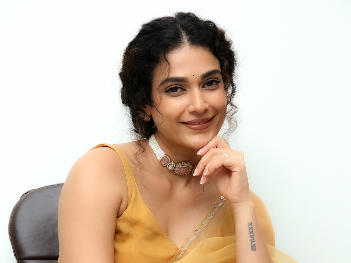 Shashtipoorthi Movie Actress Aakanksha Singh Photos1