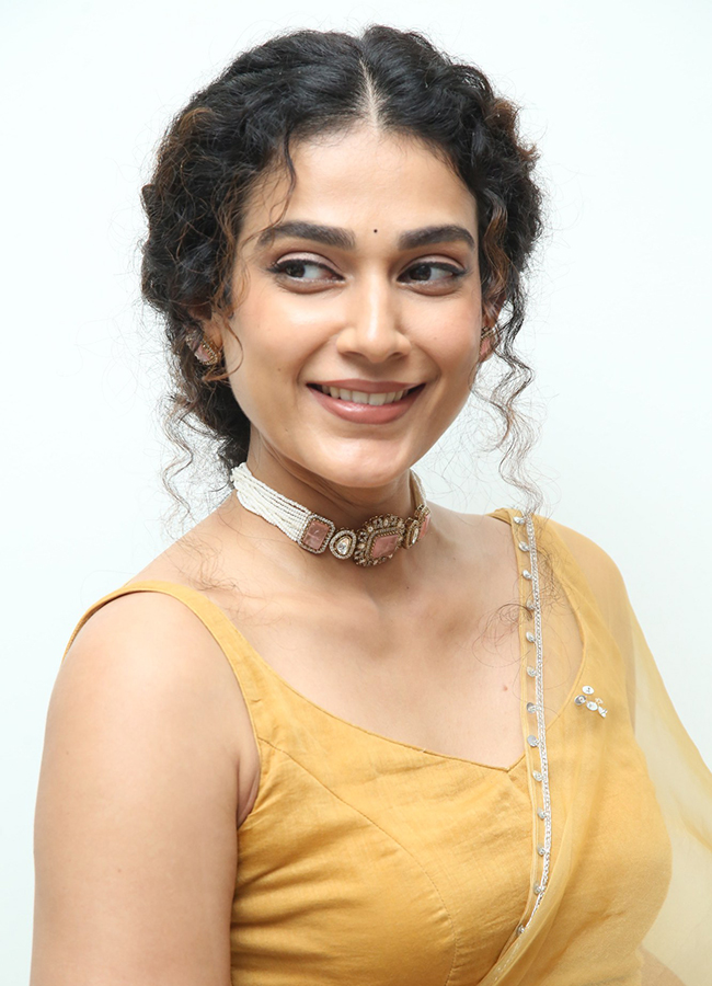 Shashtipoorthi Movie Actress Aakanksha Singh Photos10