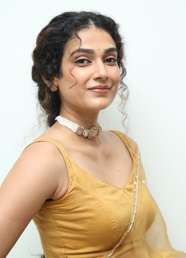 Shashtipoorthi Movie Actress Aakanksha Singh Photos13