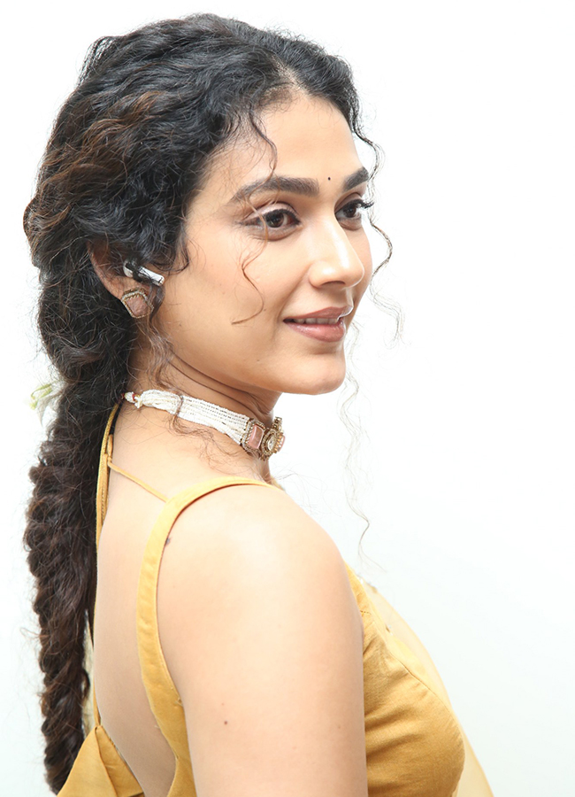 Shashtipoorthi Movie Actress Aakanksha Singh Photos15