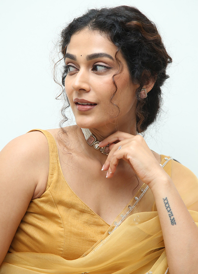 Shashtipoorthi Movie Actress Aakanksha Singh Photos3