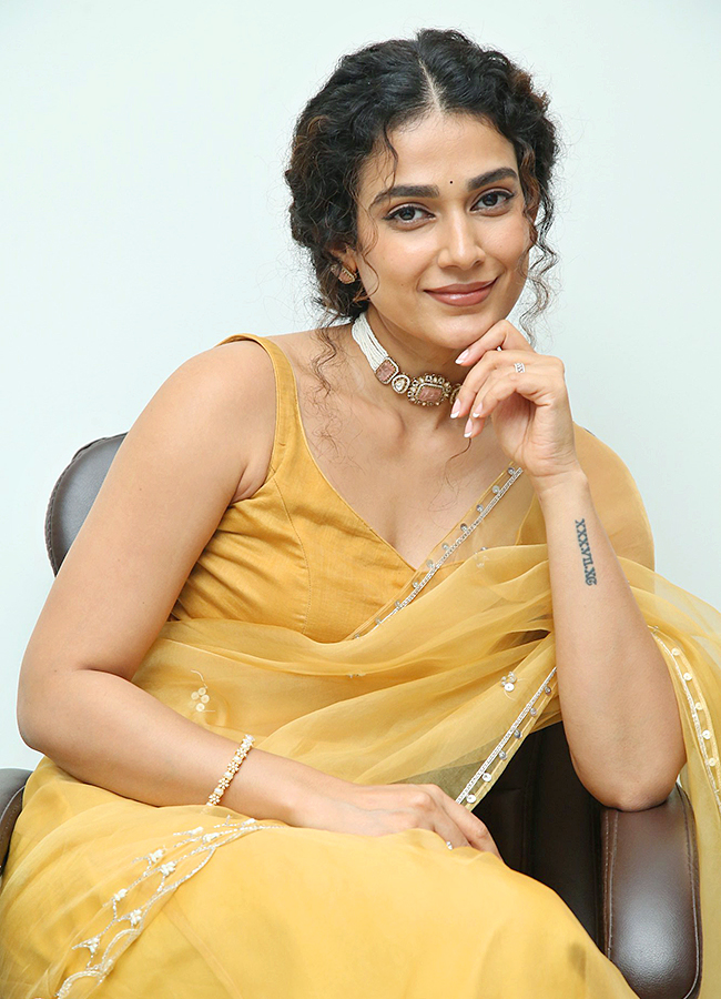 Shashtipoorthi Movie Actress Aakanksha Singh Photos4
