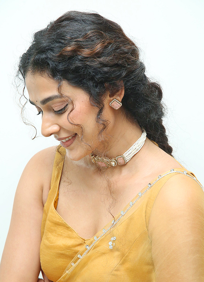Shashtipoorthi Movie Actress Aakanksha Singh Photos7