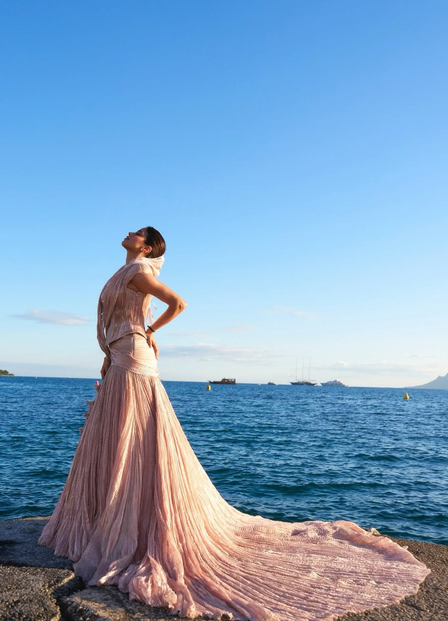 Janhvi Kapoor Pays A Regal Tribute To Sridevi At Cannes 2025 Photos4