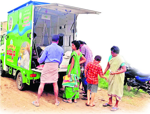 రోడ్డున పడనున్న ఎండీయూ ఆపరేటర్లు
1