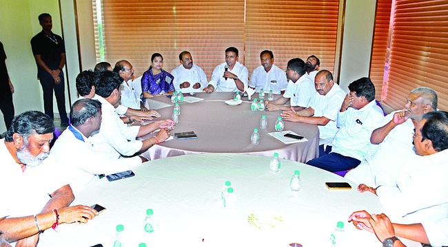హంద్రీ–నీవా, ఆర్డీటీ సమస్యలపై పోరాడతాం 1