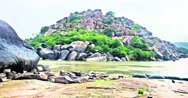 ఎడతెగని వానలు.. పొంగిన వాగులు1