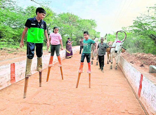 పాదాలకు చెక్క కర్రలతో చెన్నిమలై మురుగన్ దర్శనం 1