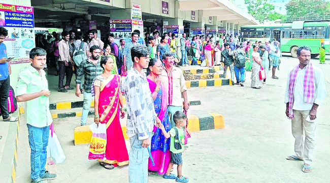 ప్రయాణికులతో కాంప్లెక్స్ కిటకిట 1