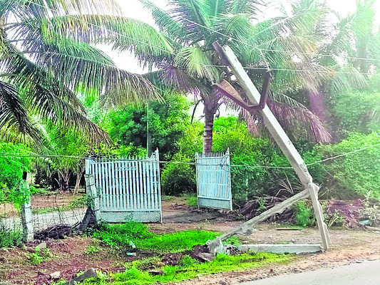 విద్యుత్ స్తంభాన్ని ఢీకొట్టిన కారు
1