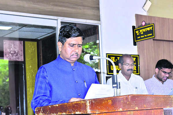 విద్యుత్ స్తంభాన్ని ఢీకొన్న కారు 1