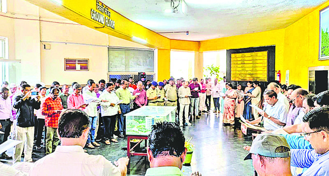 ఏ క్షణం కావాలన్నా ఎంతైనా రెడీ...
4