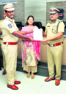క్యూఆర్ కోడ్ అమలులో రెండు ఠాణాలకు ప్రశంసలు1