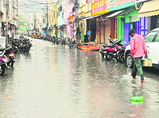 పశ్చిమాన మోస్తరు వర్షం1