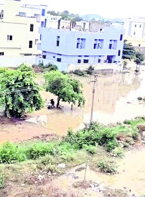 లోతట్టు ప్రాంతాలు జలమయం 2