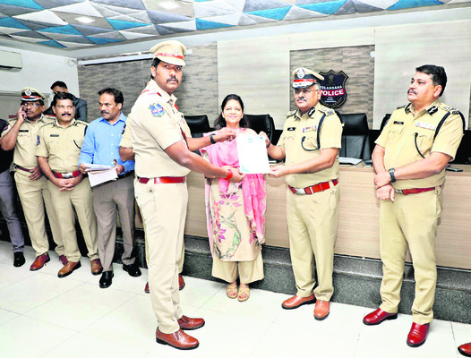 ఉత్తమ ప్రతిభకు ప్రశంస 1