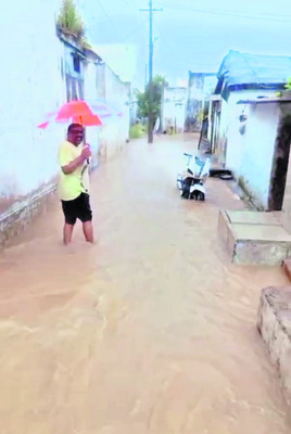 లోతట్టు ప్రాంతాలు జలమయం 1