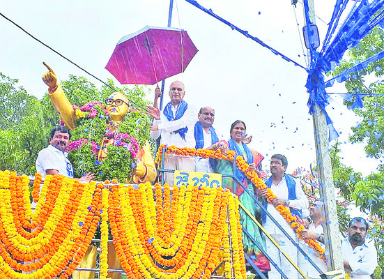 ఆదర్శనీయుడు అంబేడ్కర్
2