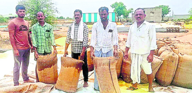 అకాల వర్షం.. తడిసిన ధాన్యం6