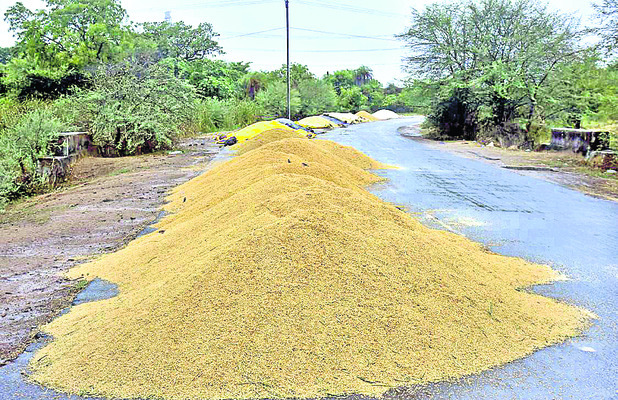 అకాల వర్షం.. తడిసిన ధాన్యం5