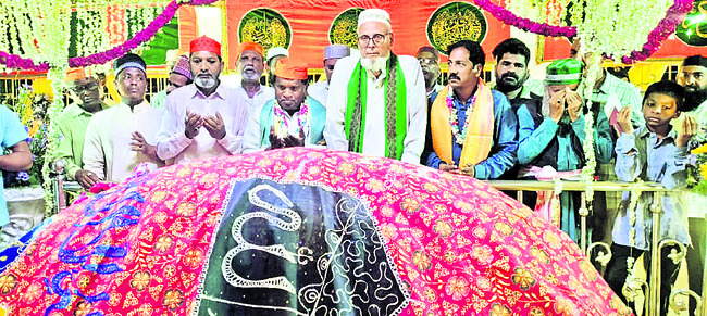 ఘనంగా సైలానీ బాబా గంధం జాతర1