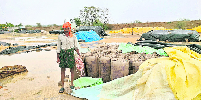 కుప్పల వద్ద రైతుల తిప్పలు1