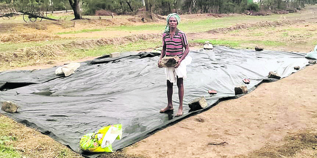 కుప్పల వద్ద రైతుల తిప్పలు2