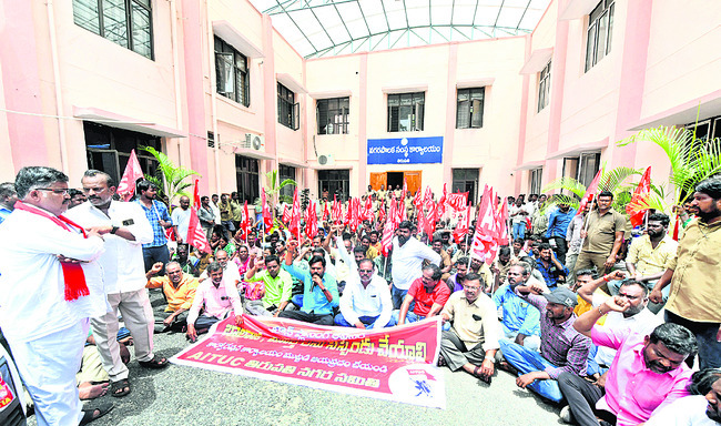 దుకాణాల కూల్చివేతపై ధర్నా 1