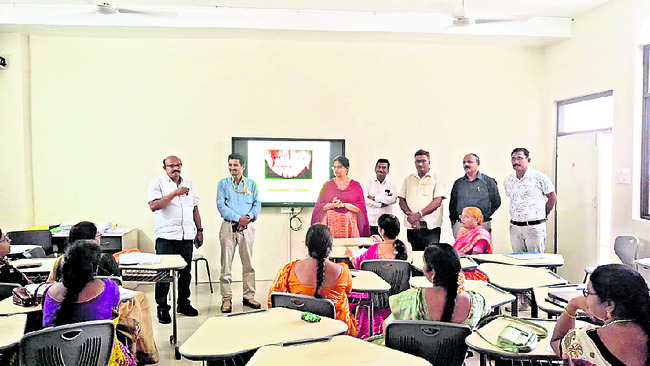 మహిళా కానిస్టేబుల్‌కు  సీపీ అభినందన1