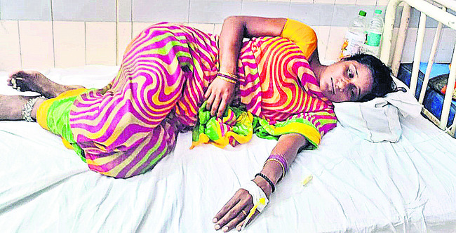 వైఎస్సార్సీపీ సానుభూతిపరుల ఇళ్లపై.. టీడీపీ వర్గీయుల దా1