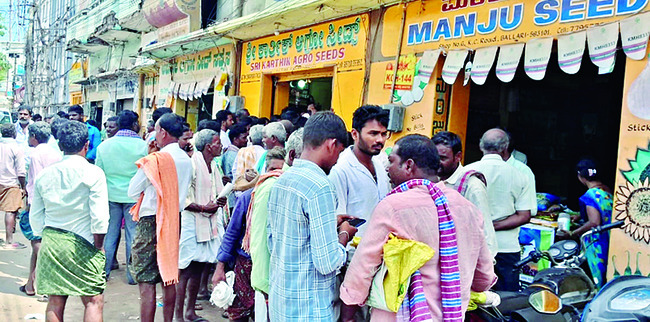 విత్తనాల కోసం రైతుల పడిగాపులు ●2