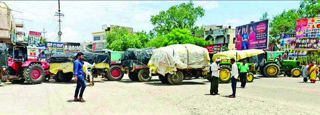 జొన్నల కొనుగోలు కోసం రైతుల ధర్నా 1